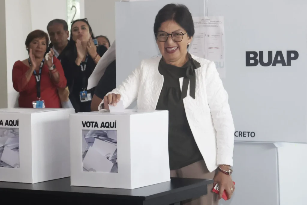 Aunque será hasta este viernes cuando se haga oficial el conteo y calificación sobre la elección del nuevo rector de la Benemérita Universidad Autónoma de Puebla, la Doctora Lilia Cedillo Ramírez aventaja en todos los conteos sectorizados. 