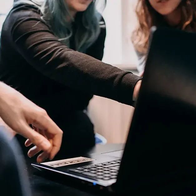 courses-hero-2022-wd-004-webdesign-development-studierende-in-webseiten-review-3-842x628-1