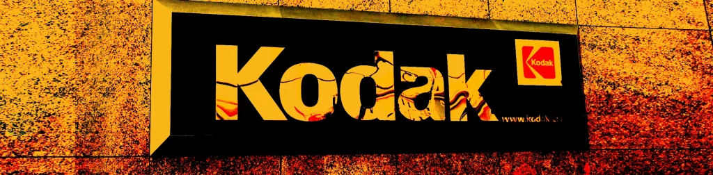 Kodak nuevamente ve en riesgo su patrimonio y en consecuencia, podría considerar el cierre total de sus operaciones a 133 años de existencia, por deudas de más de 500 millones de dólares por lo que se ve obligada a tomar medidas muy drásticas como anular el sistema de pensiones, según un  documento regulatorio del 11 de agosto.