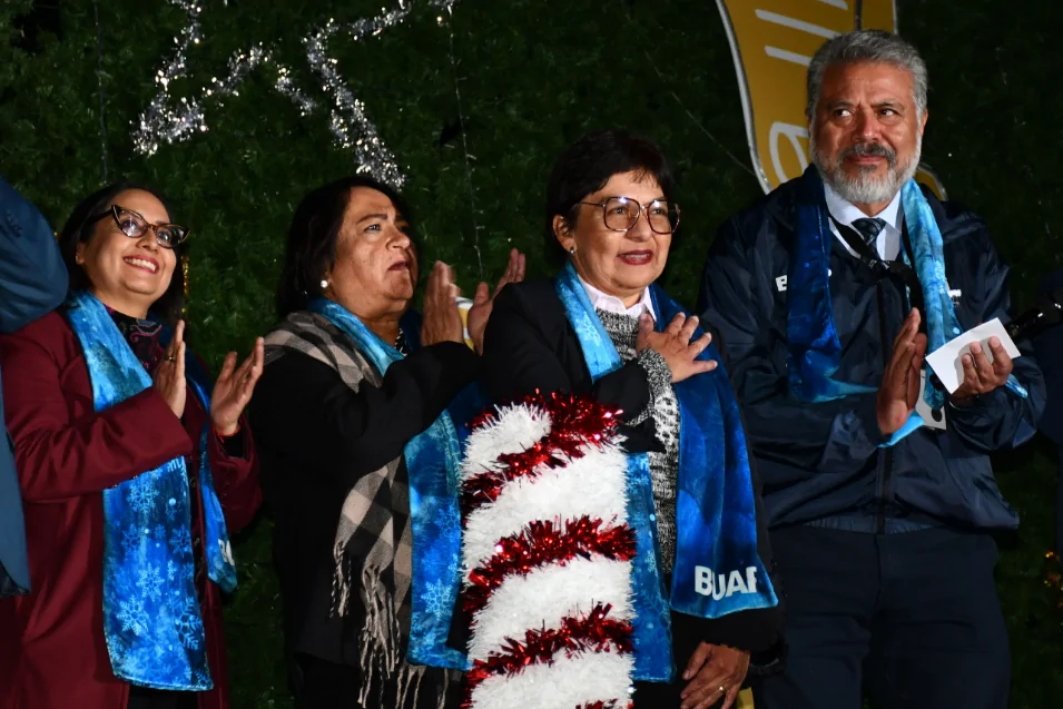 Una fiesta se celebró la noche fría de este 24 de noviembre que se quitó con el calor humano y el encendido del Árbol de Navidad en la explanada del Complejo Cultural Universitario de la BUAP, en manos de la Rectora de la Máxima Casa de Estudios de Puebla.