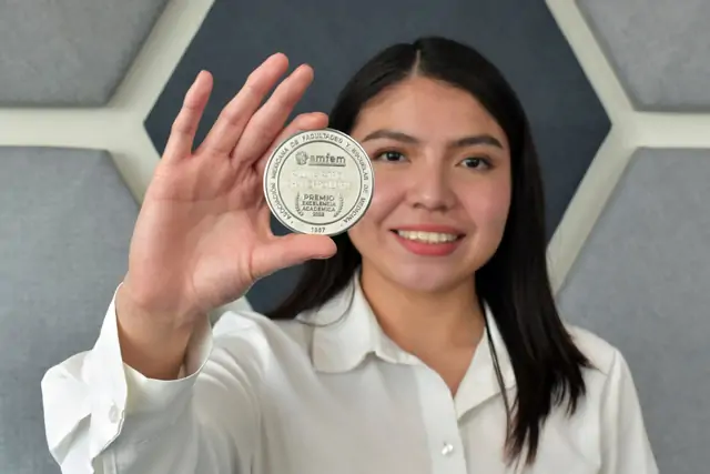 Actualmente realiza una pasantía en el Hospital Infantil de México “Federico Gómez”, donde colabora en clínica e investigación