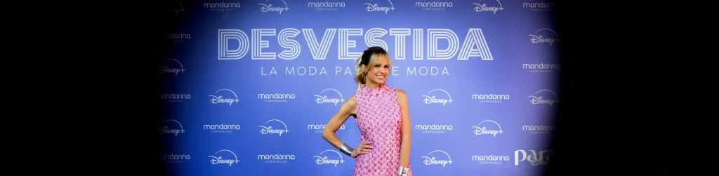 Disney+ presenta “Desvestida: La Moda pasó de Moda”, la serie documental conducida por Mariana Fabbiani que se sumerge en la industria de la pasarela para analizarla desde diferentes aspectos que la atraviesan. Ya llegó al streaming el pasado 12 de noviembre en la plataforma. 