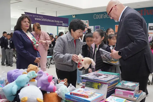 *La Rectora Lilia Cedillo Ramírez entregó a más de 70 niños y niñas un peluche y un libro, como parte de la campaña “Regala una sonrisa”, que organiza la Dirección General de Bibliotecas BUAP.