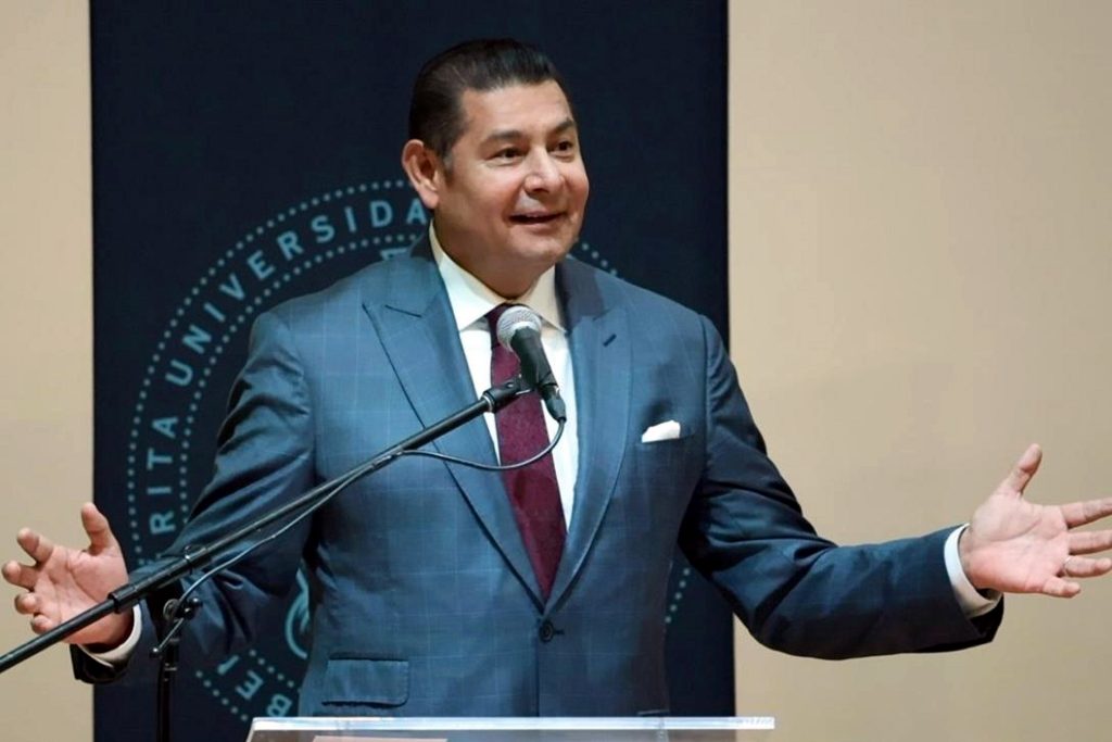 La Rectora de la Benemérita Universidad Autónoma de Puebla Lilia Cedillo Ramírez, reconoció al Gobernador de Puebla Alejandro Armenta como un ex alumno distinguido durante el 67 de la Facultad de Administración.