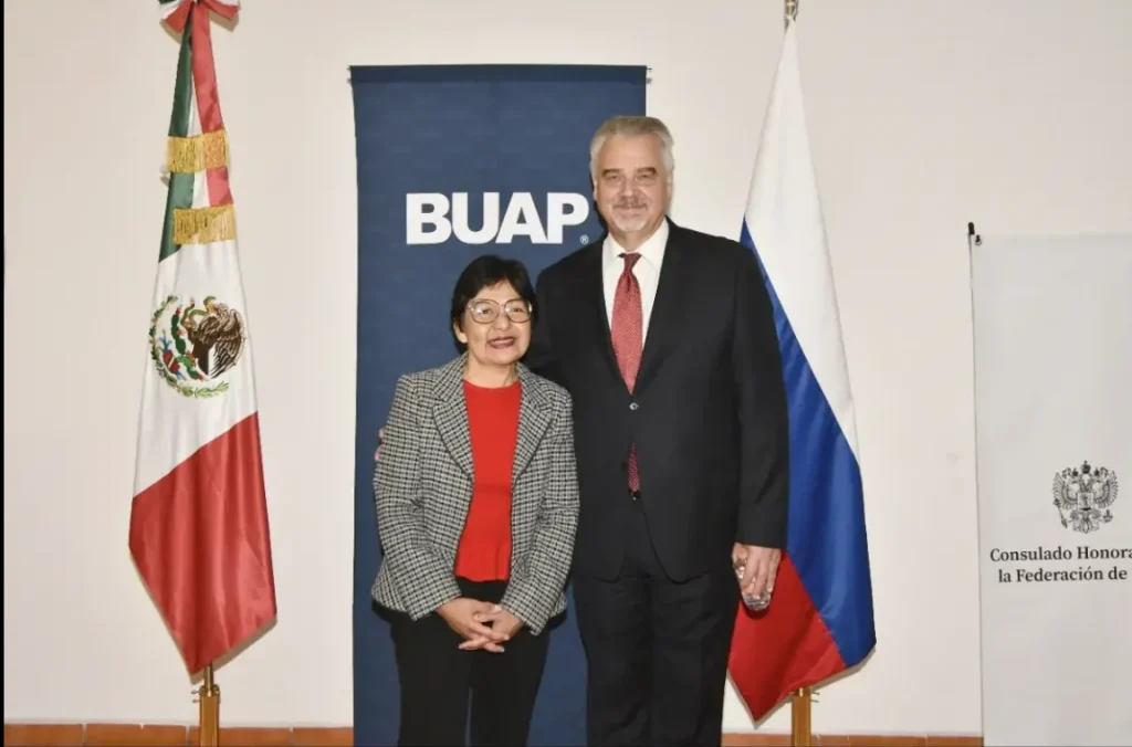 En el Museo de la Memoria Histórica Universitaria, la Rectora Lilia Cedillo inauguró la exposición temporal de carteles en el marco del 135 aniversario del establecimiento de relaciones diplomáticas entre México y Rusia con la presencia del Embajador Nikolay Sofinskiy.