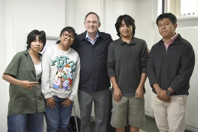 El reconocido escritor poblano, historiador y crítico literario, Pedro Ángel Palou García, sostuvo un enriquecedor encuentro con estudiantes de la Benemérita Universidad Autónoma de Puebla (BUAP), específicamente con la comunidad de la Preparatoria Benito Juárez García. La charla se enmarcó dentro de las iniciativas que buscan fomentar el hábito de la lectura y la pasión por las letras entre las nuevas generaciones.