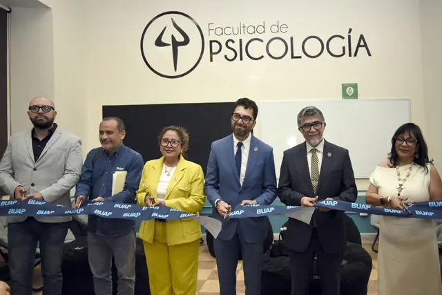 La Facultad de Psicología de la Benemérita Universidad Autónoma de Puebla (BUAP) celebra sus 60 años de existencia, consolidándose como una de las cinco mejores del país. Su director, José Luis Rodríguez Sánchez, presentó su Primer Informe de Labores, destacando la contribución de la Facultad a la mejora de la calidad de vida, el fomento del bienestar integral y la promoción de una cultura de paz.