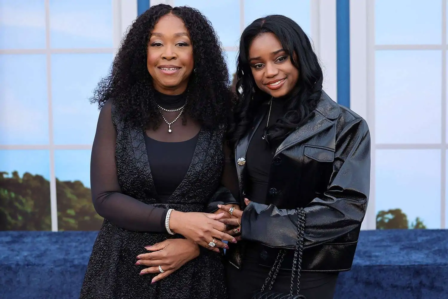 Shonda-Rhimes-Harper-Rhimes-premiere-The-Residence-100825-tout-a6c2a545e0b4441fbba5ba38111f96d7