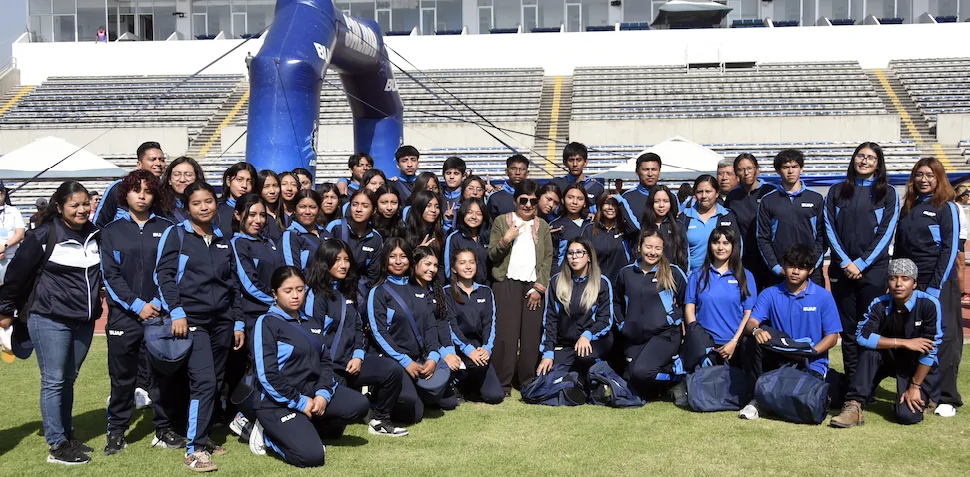 En un vibrante marco de celebración y espíritu deportivo, la Benemérita Universidad Autónoma de Puebla (BUAP) rindió un emotivo homenaje a las madres que forman parte de su comunidad, albergando la cuarta edición de la Carrera de la Madre Universitaria. Cerca de mil participantes se congregaron en el circuito interno de Ciudad Universitaria para ser parte de este significativo evento.
